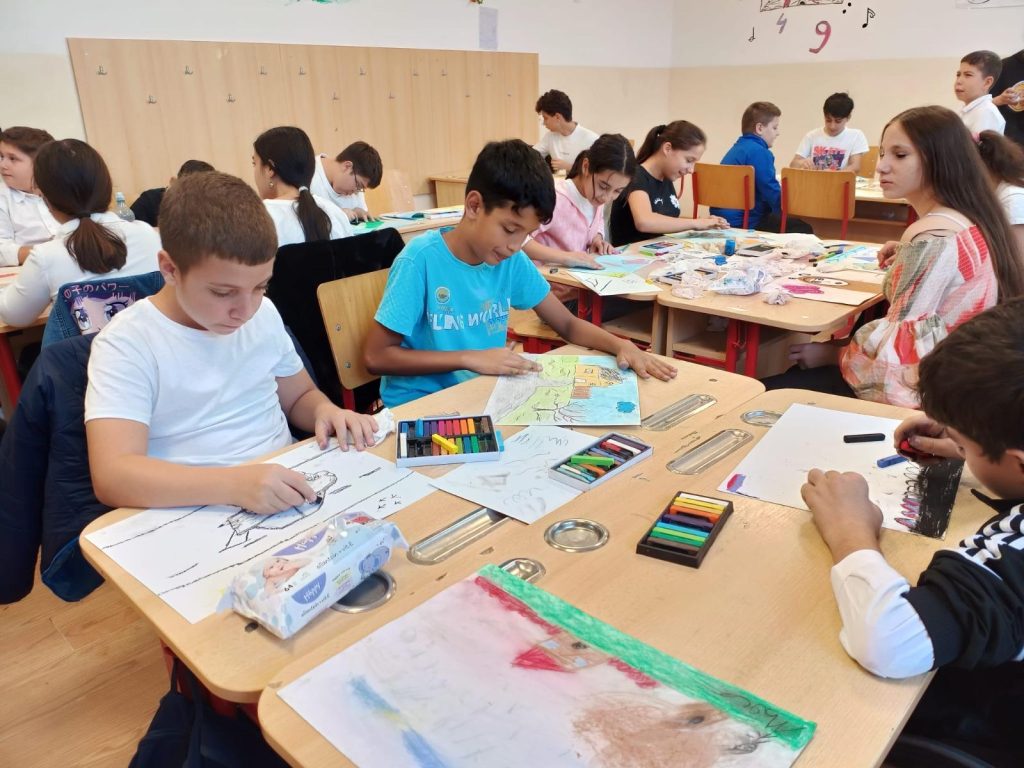 [P] Mii de copii români au fost salvați de la abandon școlar prin programele Asociației FDP – Protagoniști în Educație