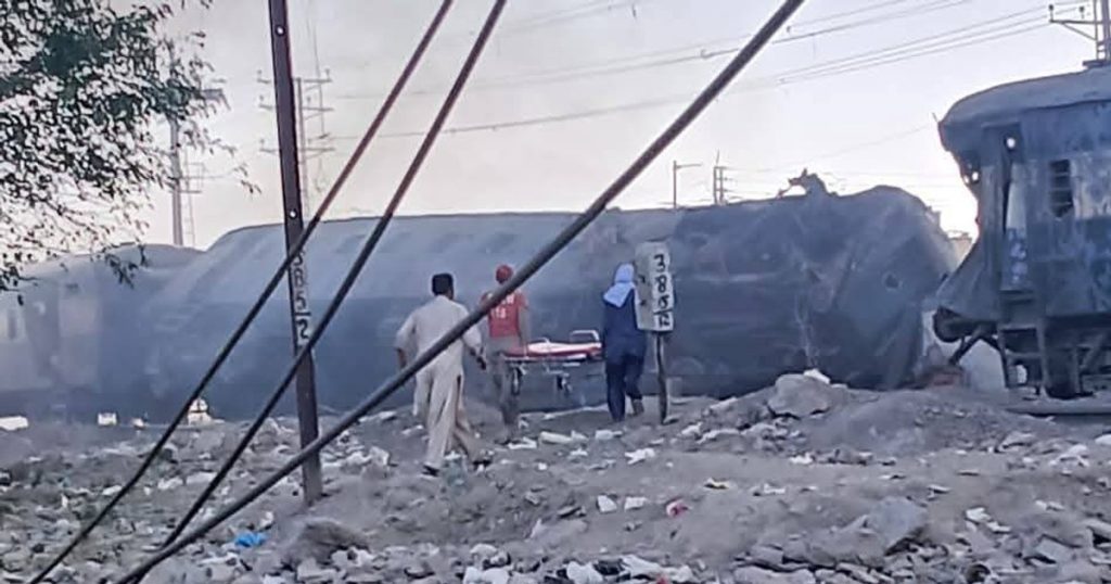 Peste 20 de oameni au murit în urma unei explozii după un atac cu bombă lângă o cale ferată în Pakistan