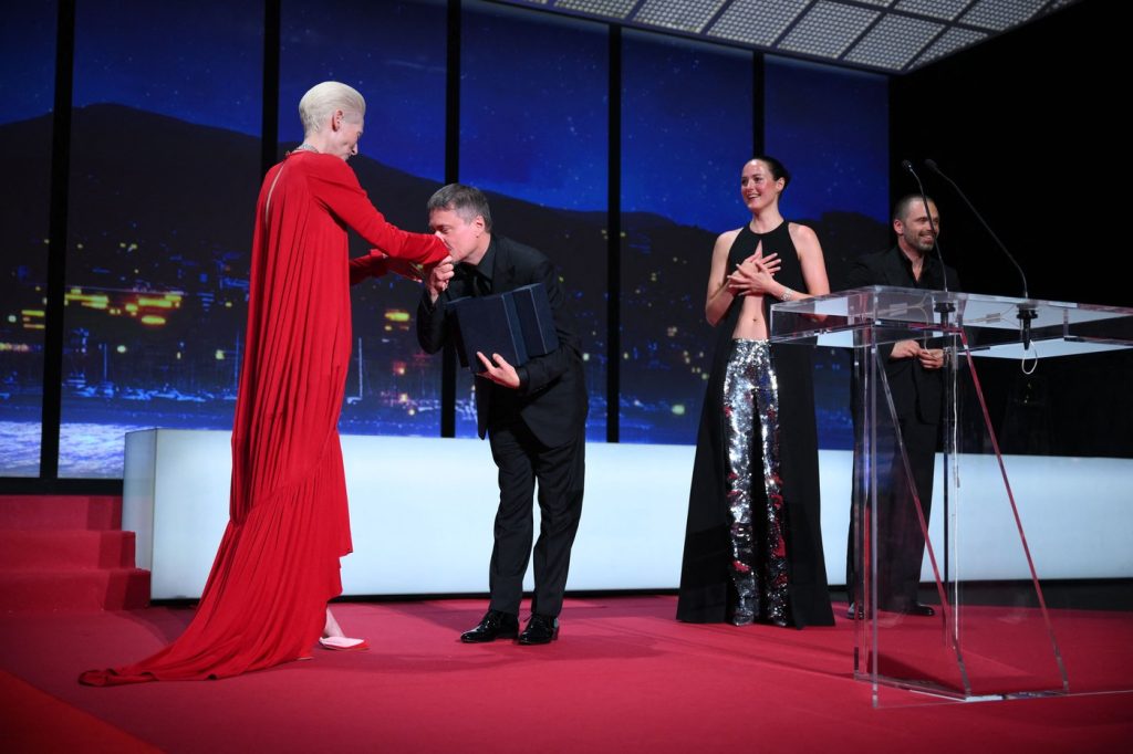 Moment inedit la decernarea premiilor de la Cannes: Cristian Mungiu i-a sărutat mâna actriței Tildei Swinton, care i-a întors gestul