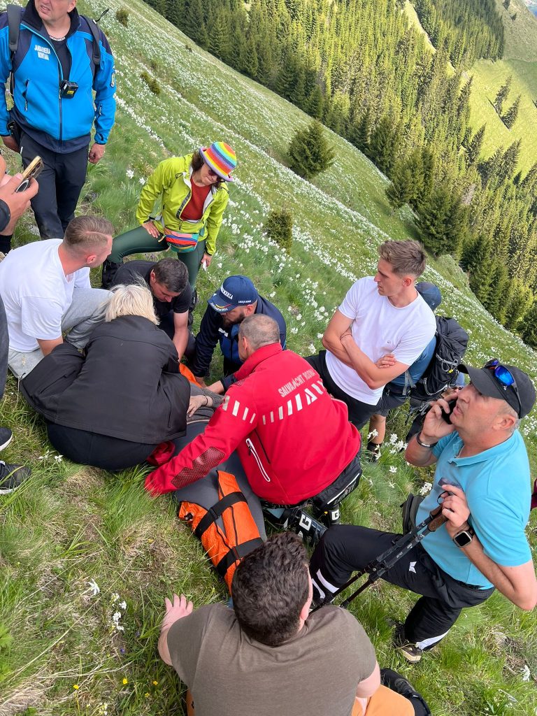 FOTO/VIDEO – Femeie cu picior rupt, în Poiana Narciselor. Elicopterul SMURD, șenilată Salvamont și echipaj ISU BN, direcționate la caz