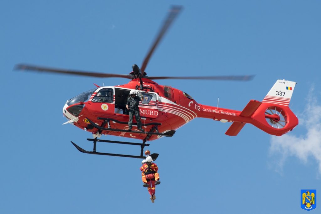 Un copil în stare critică după ce a căzut într-o zonă montană / A fost ridicat cu troliul de un elicopter SMURD