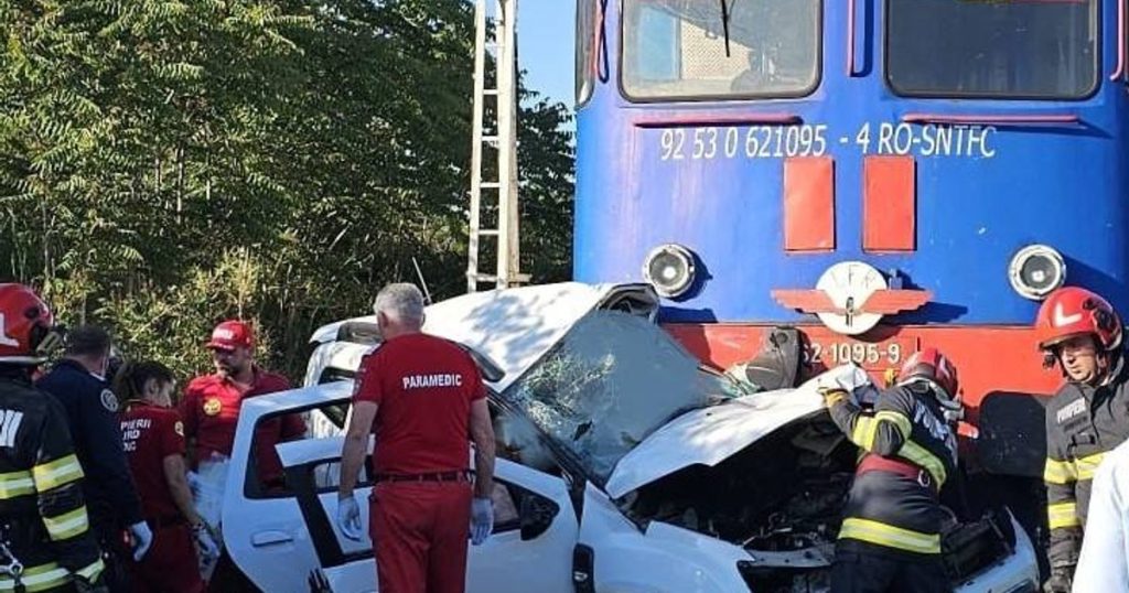 Un bărbat și o femeie au murit după ce mașina în care se aflau a fost lovită de tren. Tragedia s-a întâmplat la o trecere la nivel cu calea ferată