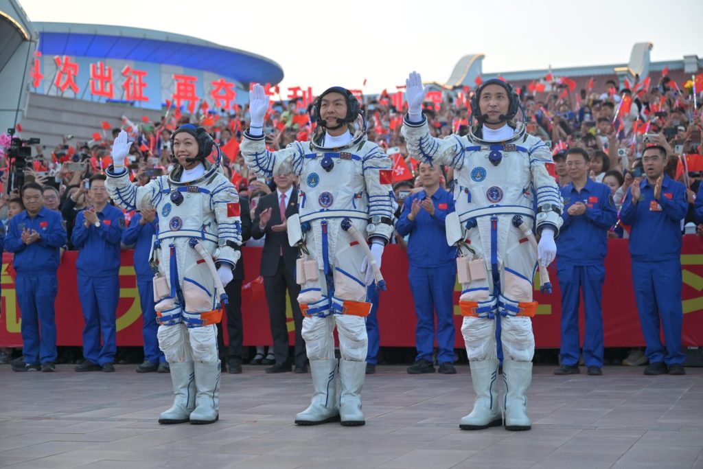 China a trimis trei astronauți la stația sa spațială. Unul dintre ei va rămâne acolo un an