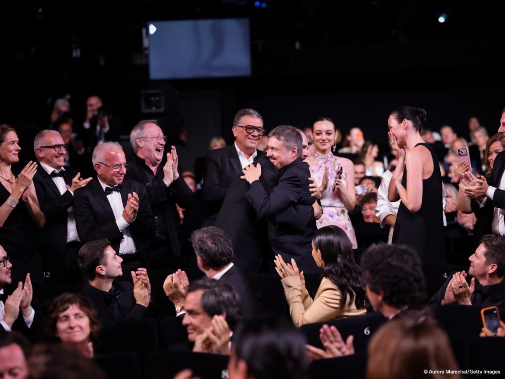 VIDEO! Cannes 2026: Filmul ‘Fjord’, regizat de Cristian Mungiu, a câștigat trofeul Palme d’Or. Reacții după eveniment