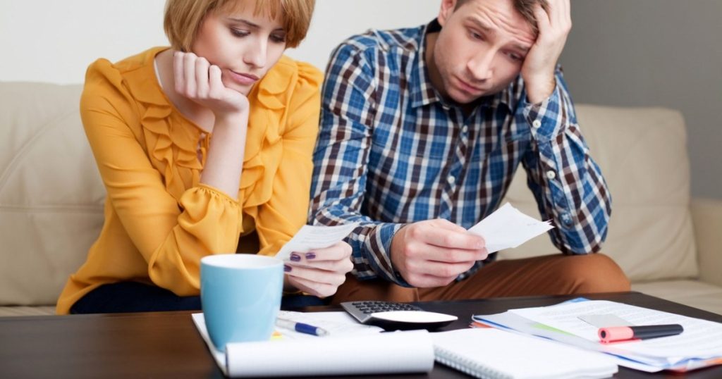 Banii, marele tabu al românilor: de ce ne este rușine să vorbim despre datorii, salarii și investiții