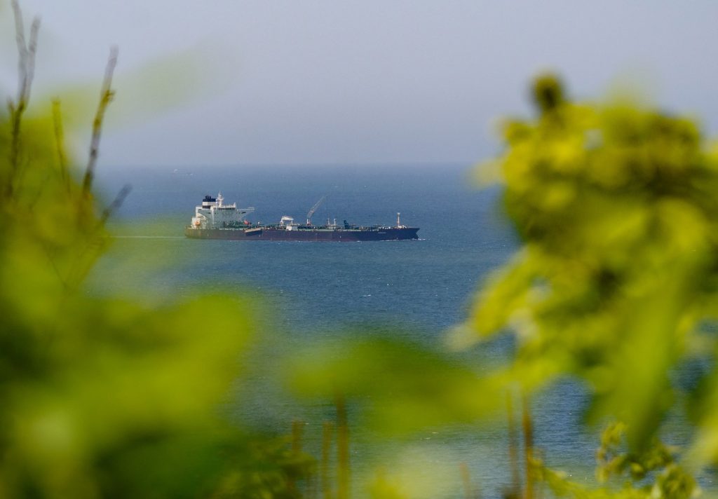 Prețul petrolului atinge minimul ultimelor două săptămâni pe fondul speranțelor unui acord SUA-Iran / Contractele futures pe țițeiul Brent au scăzut cu 4,71 dolari, la 98,83 dolari pe baril