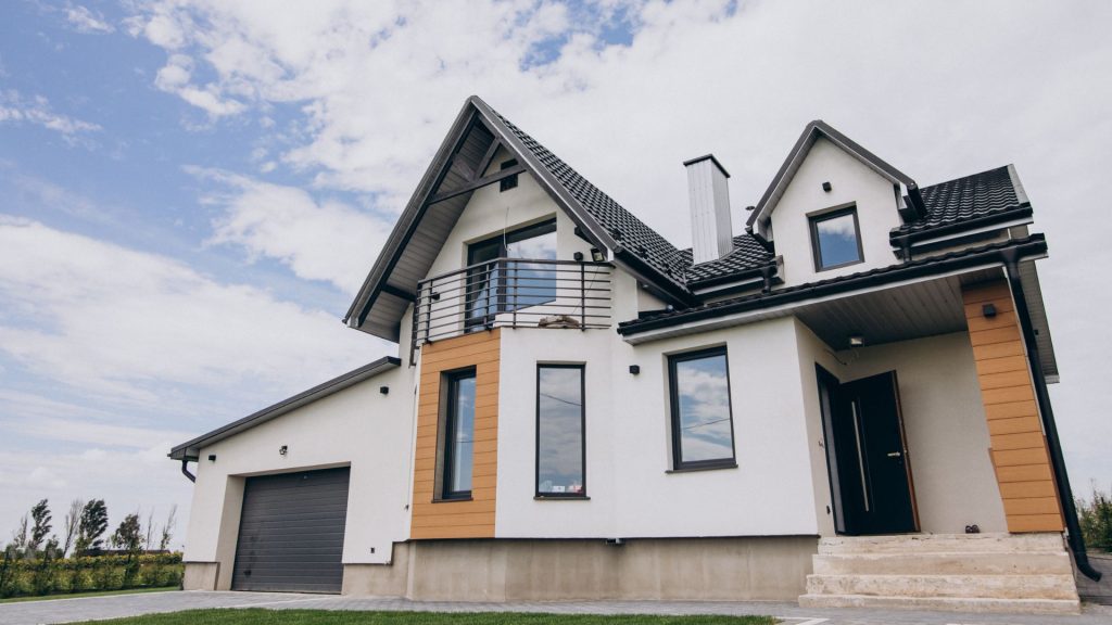 Cărămida aparentă exterior vs. termoizolație: ce alegere este mai bună pentru fațada ta?