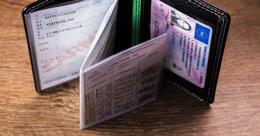 „Unde am pus talonul?”. Postarea virală care i-a făcut pe români să recunoască cele mai absurde locuri în care și-au „ascuns” actele