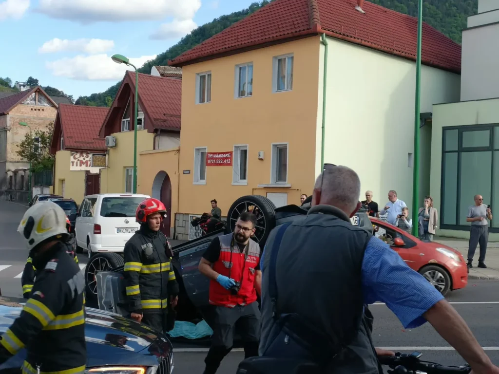 Accident grav pe strada Iuliu Maniu: mașină răsturnată