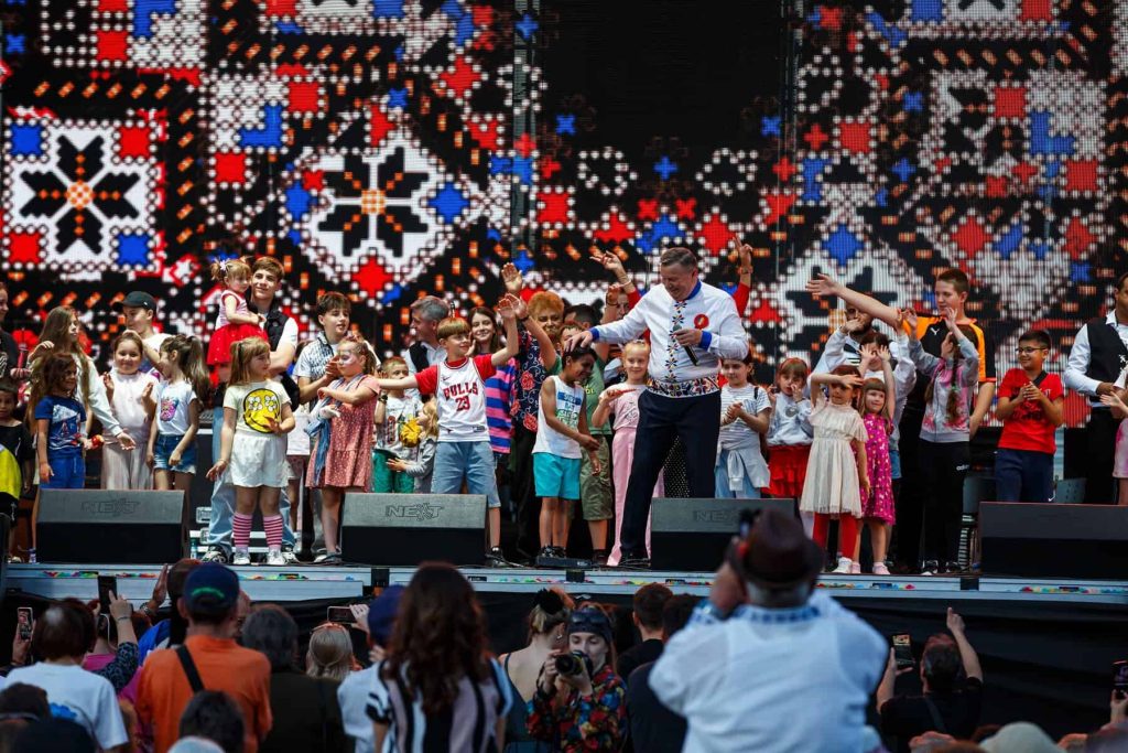 VIDEO FOTO. Cum a fost ultima zi a Zilelor Clujului: Regal folcloric în P-ța Unirii, crosul universităților, festival gastronomic