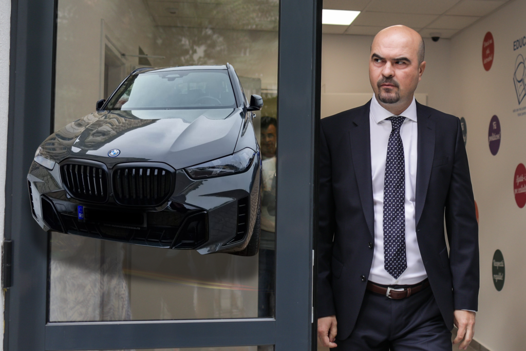 VIDEO. Cum fuge un deputat atunci când e întrebat de BMW-ul pe care îl conduce. „Nu înțeleg unde doriți să ajungeți, de ce mă întrebați lucrurile acestea”. Mașina duce la firma „de casă” a unui important primar din București