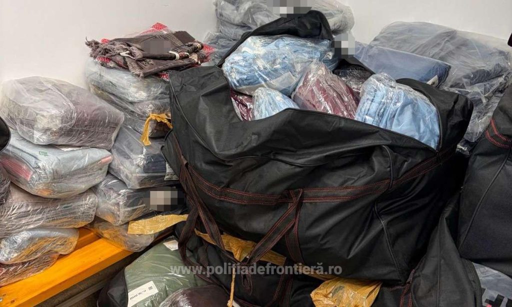 Aproximativ 5.000 de articole vestimentare susceptibile a fi contrafăcute, descoperite de polițiștii de frontieră în județul Constanța
