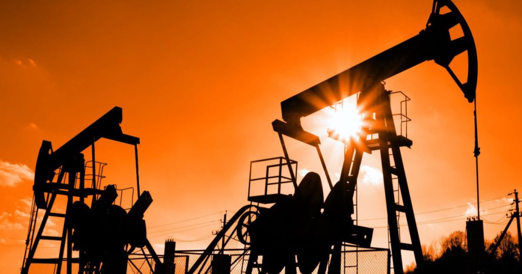 Prețul petrolului a scăzut puternic după declarațiile lui Trump privind negocierile SUA–Iran. Expert: „Există o rază de speranță”