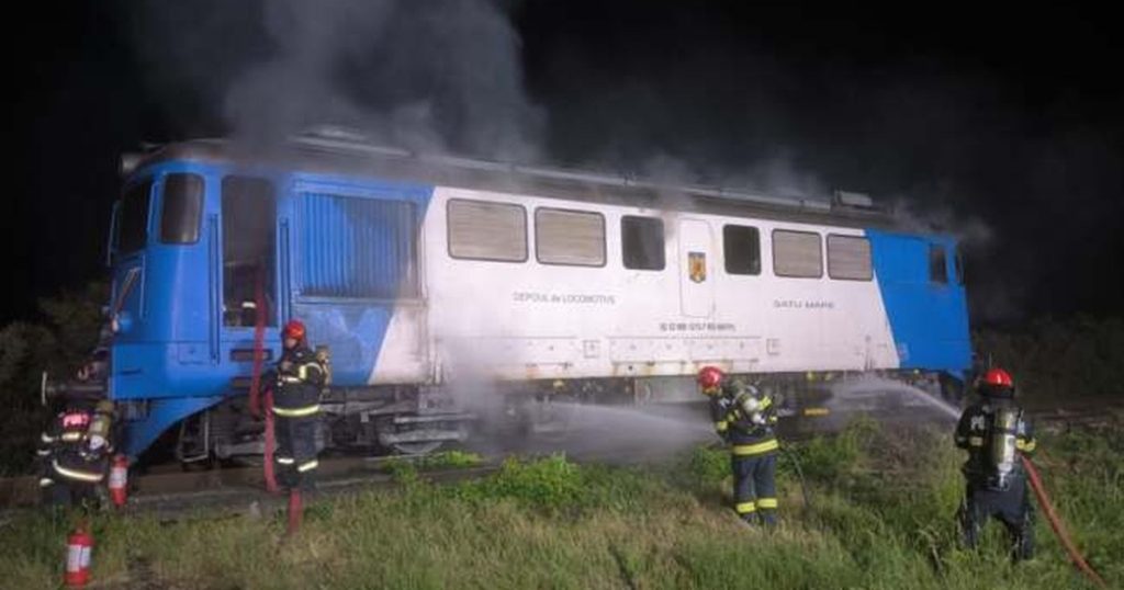 Locomotiva unui tren de pasageri, cuprinsă de flăcări în Bihor