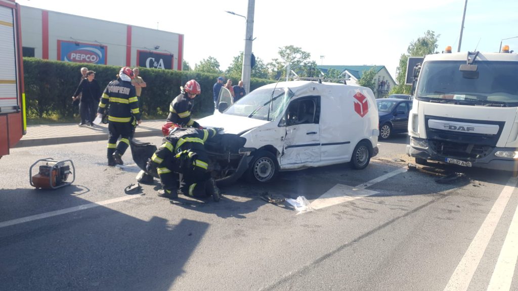 Accident rutier pe strada Decebal din municipiul Vaslui. O persoană a ajuns la spital – FOTO