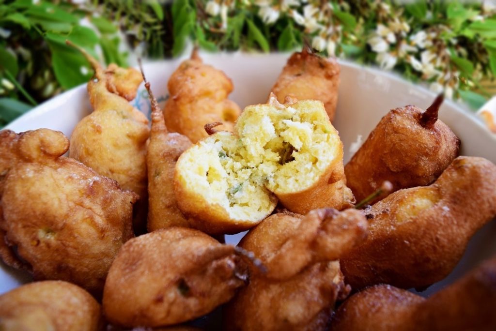 Gogoși cu flori de salcâm. Ingredientul care îi dă un gust aparte