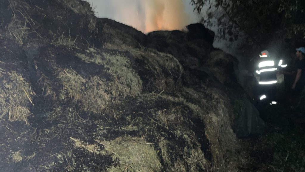 Incendiu in localitatea Irina – 100 de baloți de lucernă au ars