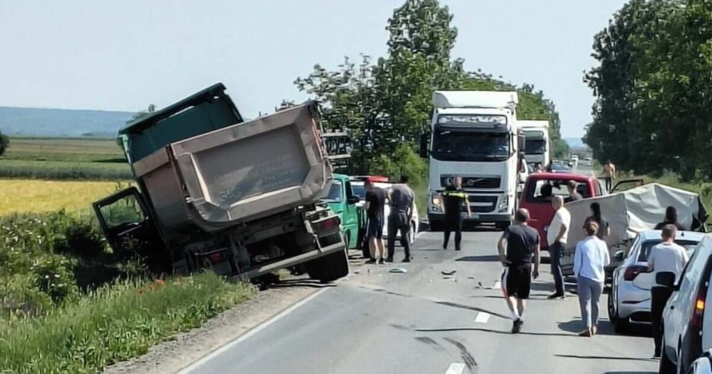 Accident între un camion și o autoutilitară pe drumul dintre Cauaceu și Sălard