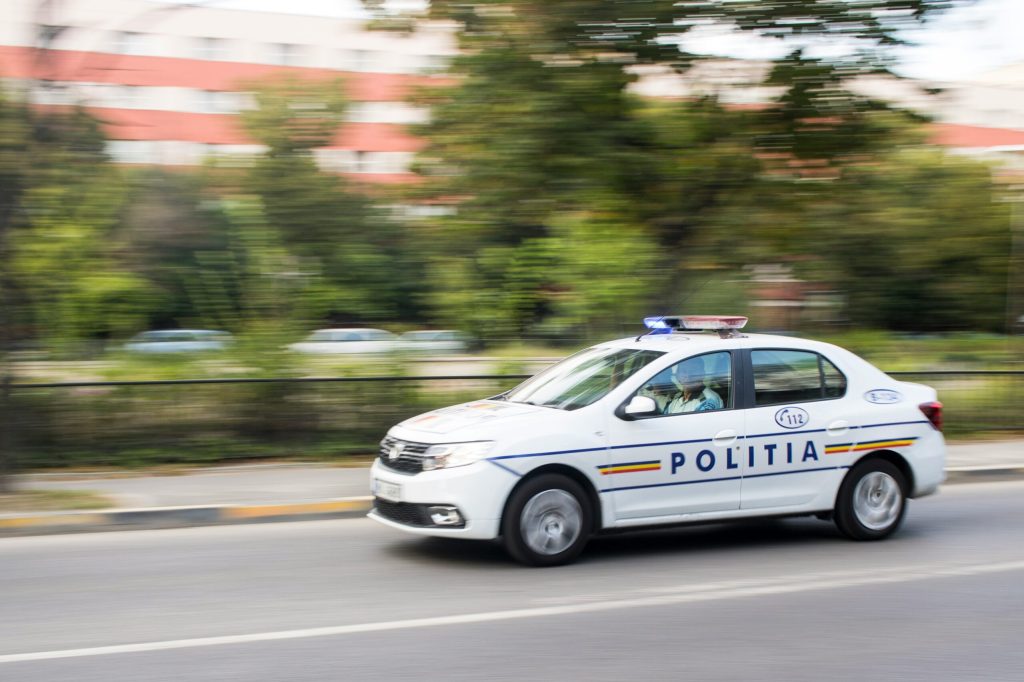 Bărbat salvat de polițiștii Capitalei după un apel la 112 privind o agresiune într-un apartament din Sectorul 4
