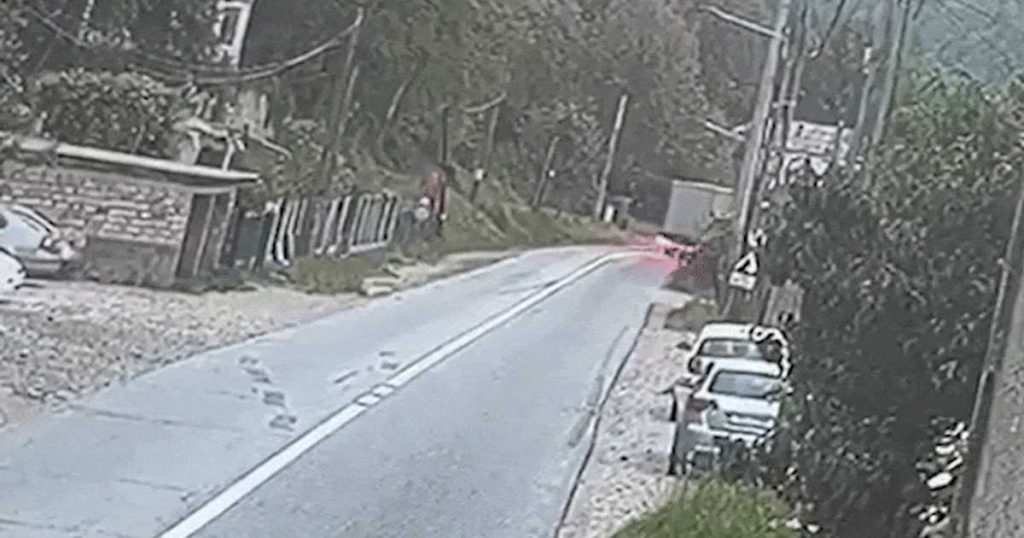 Impact violent în Bistrița-Năsăud: momentul în care un șofer cu permisul anulat spulberă un garaj
