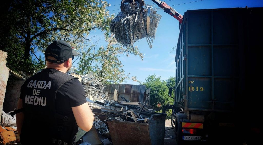 Razie la Sintești, unde au loc arderi ilegale de deșeuri. „Una dintre cele mai mari acţiuni de control” din ultimii ani