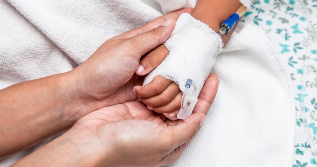 Revoltător! Părinții unei fetițe de 6 ani moarte după o operație de apendicită, somați să restituie ultima alocație: „Copilul efectiv respira”