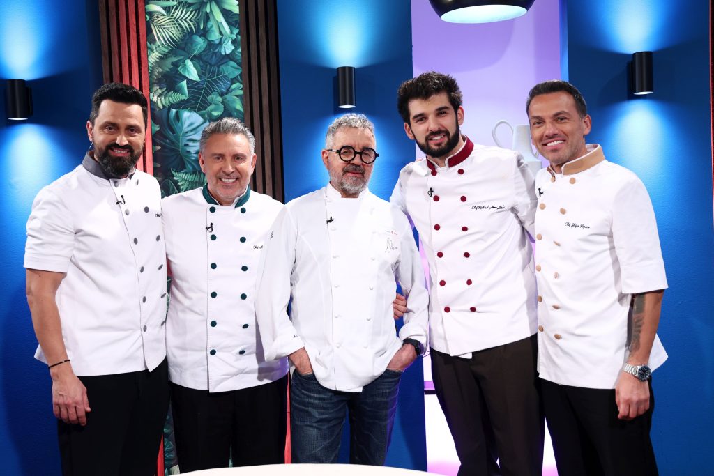 Semifinala Chefi la cuțite sezonul 17. Cu o zi înainte de marea finală Chefi la cuțite, Antena 1 anunță că a pregătit o „premieră istorică”. Un nou jurat apare în această seară