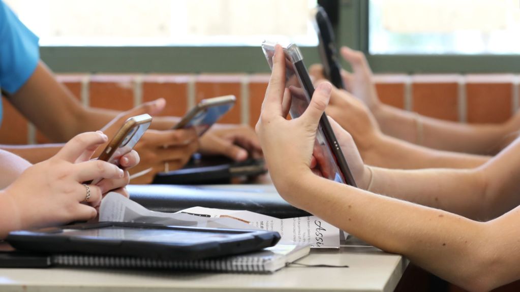 Telefoanele mobile ar putea fi interzise complet în școli