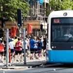 Accident din prima zi. Un autobuz electric fără șofer s-a ciocnit cu un tramvai chiar din prima zi de funcționare în Suedia