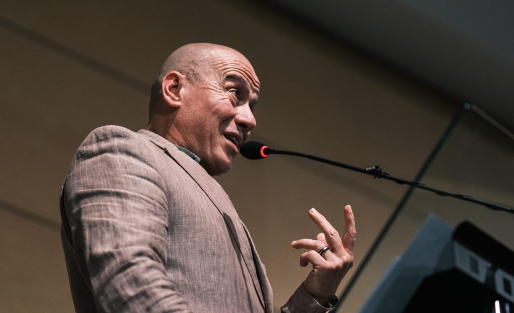 Csoma Botond, purtătorul de cuvânt al UDMR, anunță că partidul îi cere demisia ministrului Culturii, Demeter Andras, după apariția unei înregistrări audio în care acesta folosește un limbaj licențios în discuții cu angajații din minister