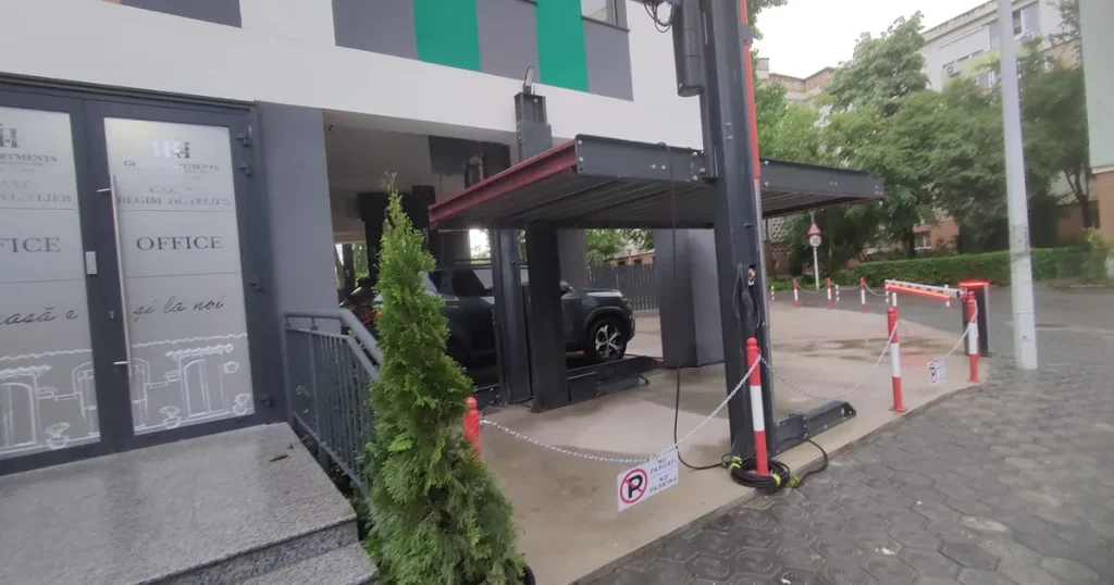 Parklifturile câștigă teren într-un mare oraș. Structurile metalice cu platforme suprapuse, bune pentru mașini