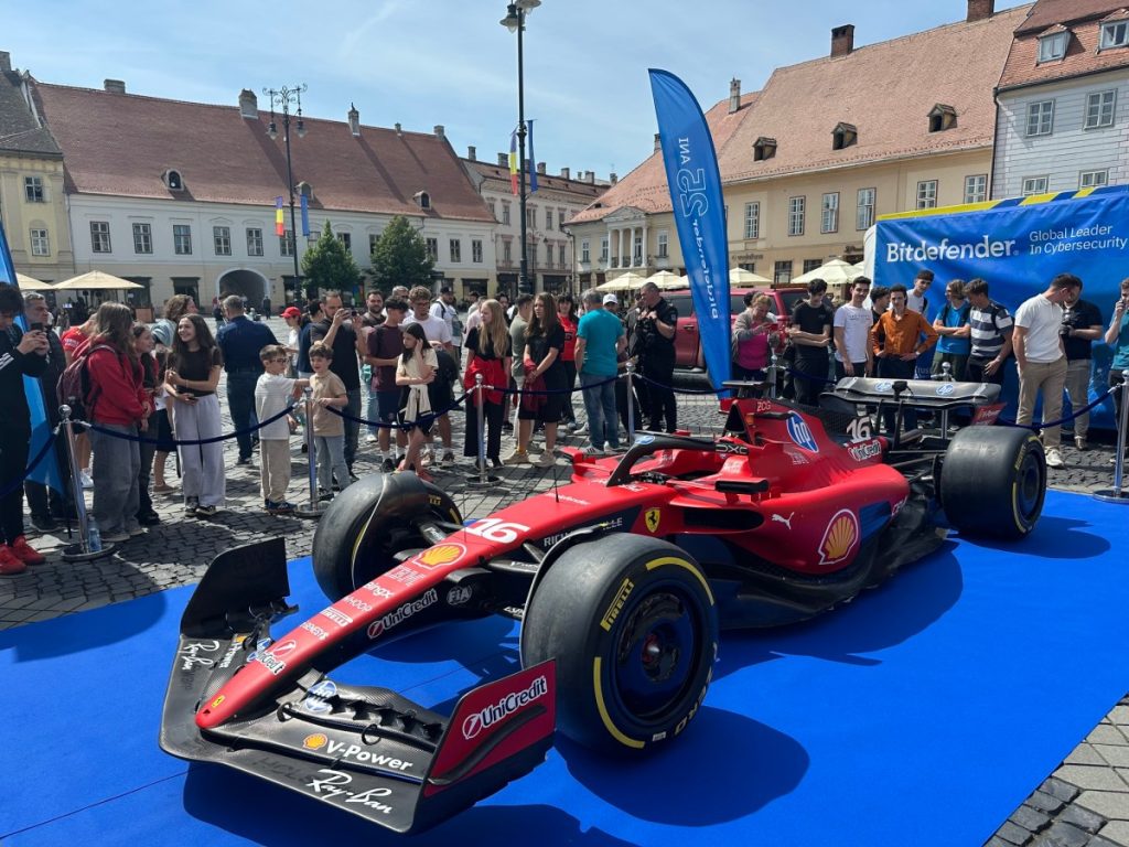 FOTO Premieră pentru Piața Mare: Monopost Ferrari de Formula 1, expus de Bitdefender