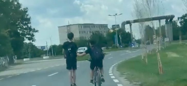 Trotinetist ținându-se de mână cu un biciclist în mers, la Timișoara. Imagini revoltătoare. VIDEO