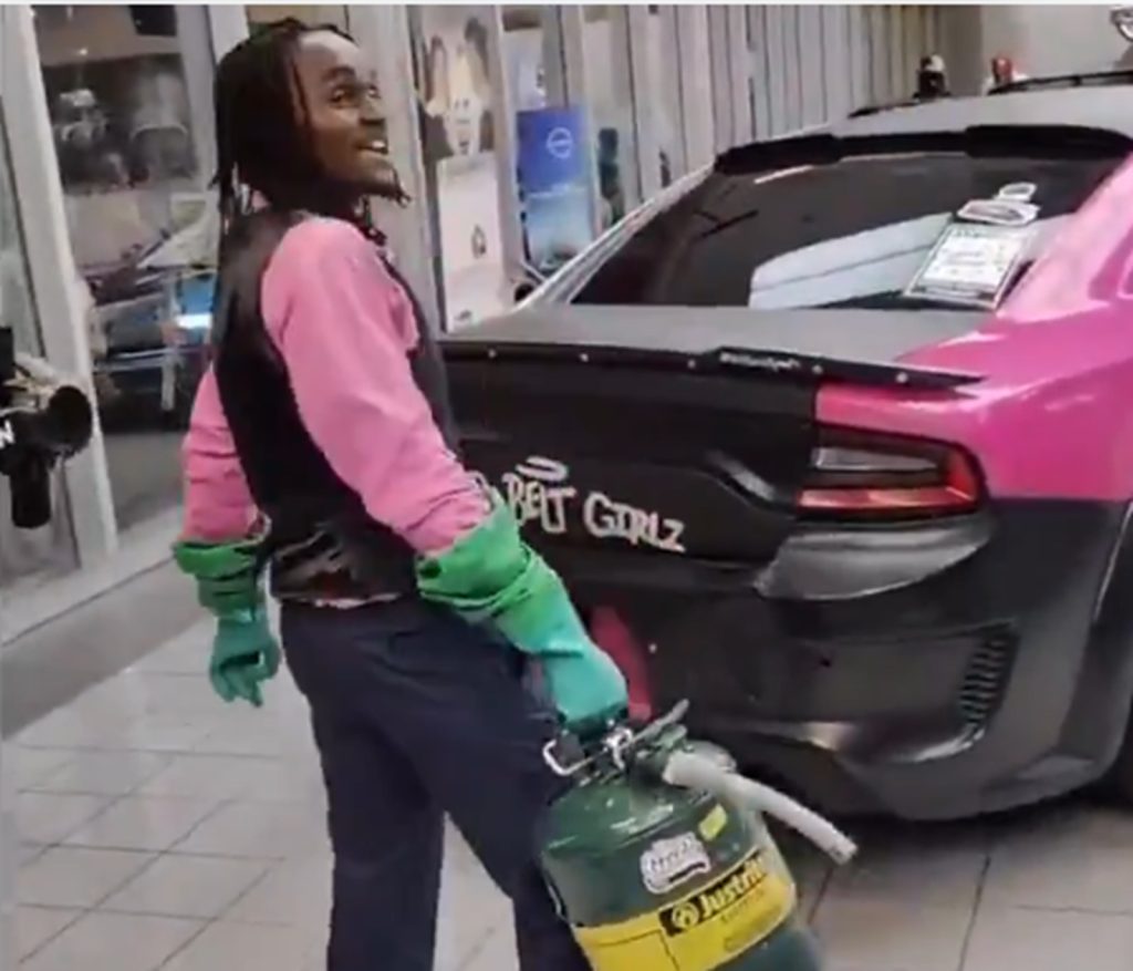 Cum transformă un tânăr de 21 de ani deșeurile din plastic în benzină și motorină