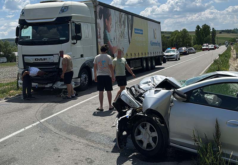 A intrat pe contrasens și s-a izbit de un camion