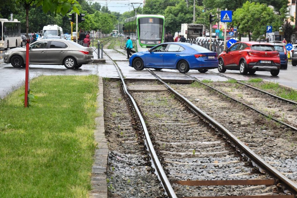 FOTO | PMB susține că șinele cu valuri de pe linia 32, distruse de gazonul lui Piedone tatăl, nu reprezintă un pericol pentru călători. „Vatmanii încetinesc”. Ce spune raportul STB
