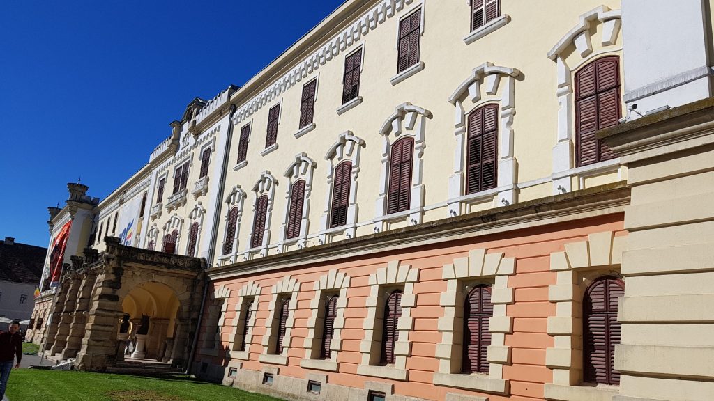 Alba Iulia, o săptămână de regal cultural turco-român: familia Erenus din Istanbul a adus expoziție, teatru-premieră și concert la Muzeul Unirii