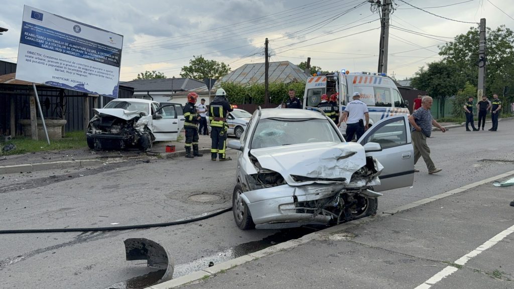 Accident grav în municipiul Huși: impact între un Opel și un Volkswagen, la intersecția Toma Kisakov cu Ana Ipătescu – FOTO