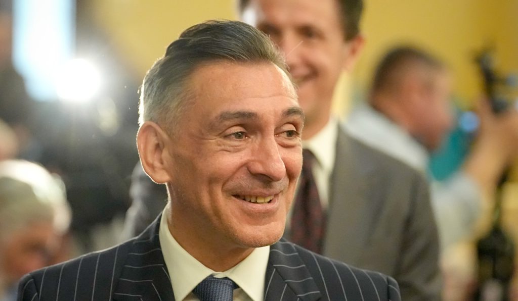Ilie Dumitrescu a atras toate privirile. A adus un buchet imens de trandafiri roz: „Felicitări!”