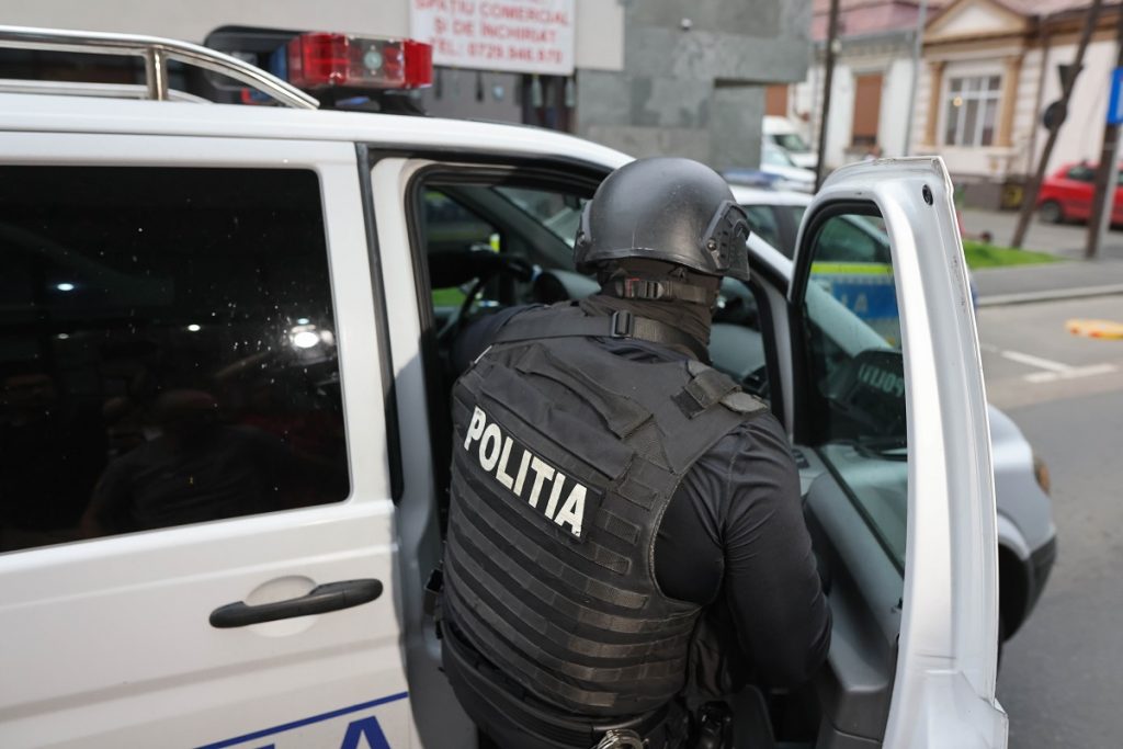 Percheziţii în trei județe la persoane bănuite de fraude informatice şi spălarea banilor / Prejudiciul este estimat la aproape 700.000 de dolari