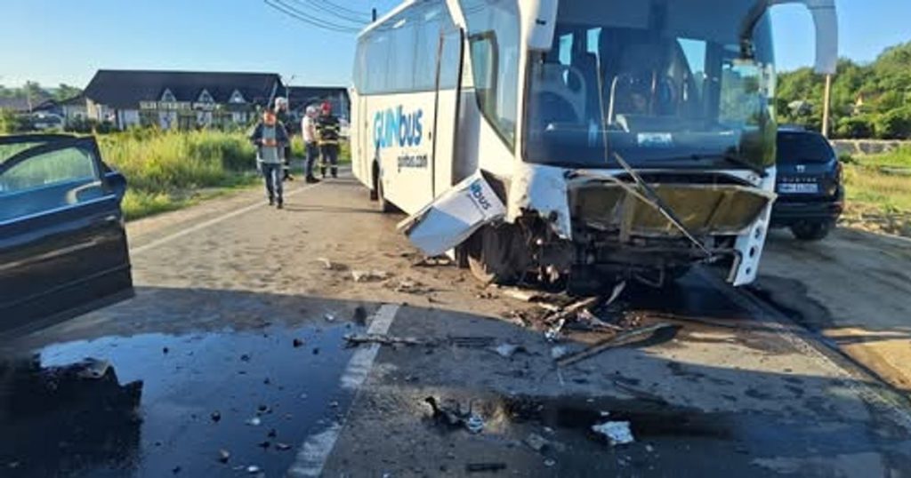 Impact violent între un autoturism și un autocar pe DN 67., după ce unul dintre șoferi ar fi adormit la volan