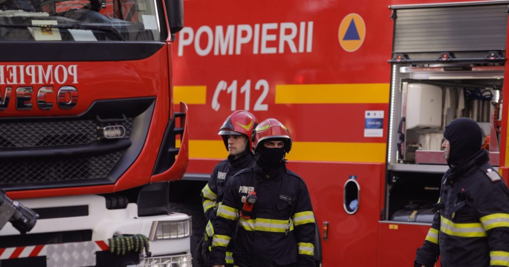 Incendiu la un restaurant şi trei spaţii comerciale din Sectorul 2. Mai multe persoane au fost evacuate dintr-un bloc vecin