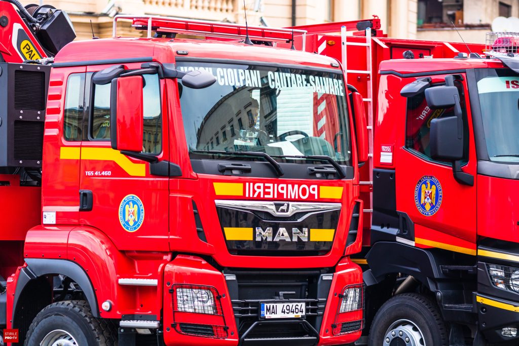 Incendiu puternic pe șoseaua Colentina din București. Flăcările au cuprins un restaurant și trei magazine