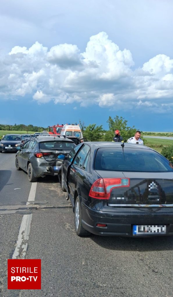 Accident rutier pe DN6, între trei autoturisme. Doi bebeluși și mama lor, transportați la spital