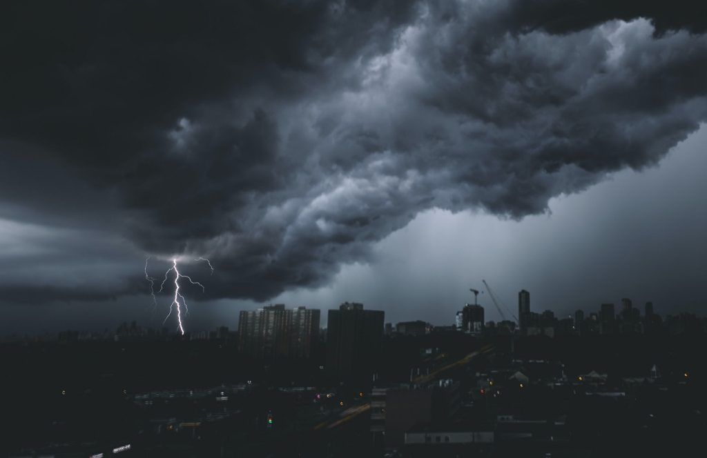 Alertă meteo în Ilfov. ISU: Amânați activitățile în aer liber!. Cod galben de vijelie în Capitală
