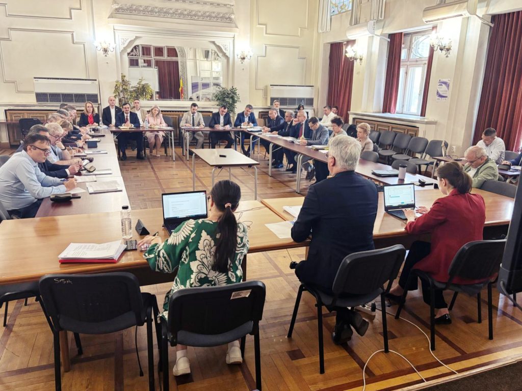 Eliminarea indemnizației de dirigenție trebuie analizată cu foarte multă atenție, spune ministrul Muncii despre noua lege a salarizării: Dacă educația este o prioritate strategică, trebuie să recunoaștem responsabilitățile suplimentare ale profesorilor