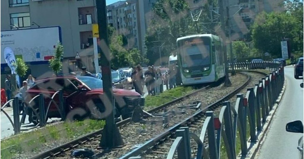 UPDATE | Tramvaiele de pe linia 41 și-au reluat circulația. Ruta a fost blocată complet pe sensul spre Casa Presei în urma unui accident