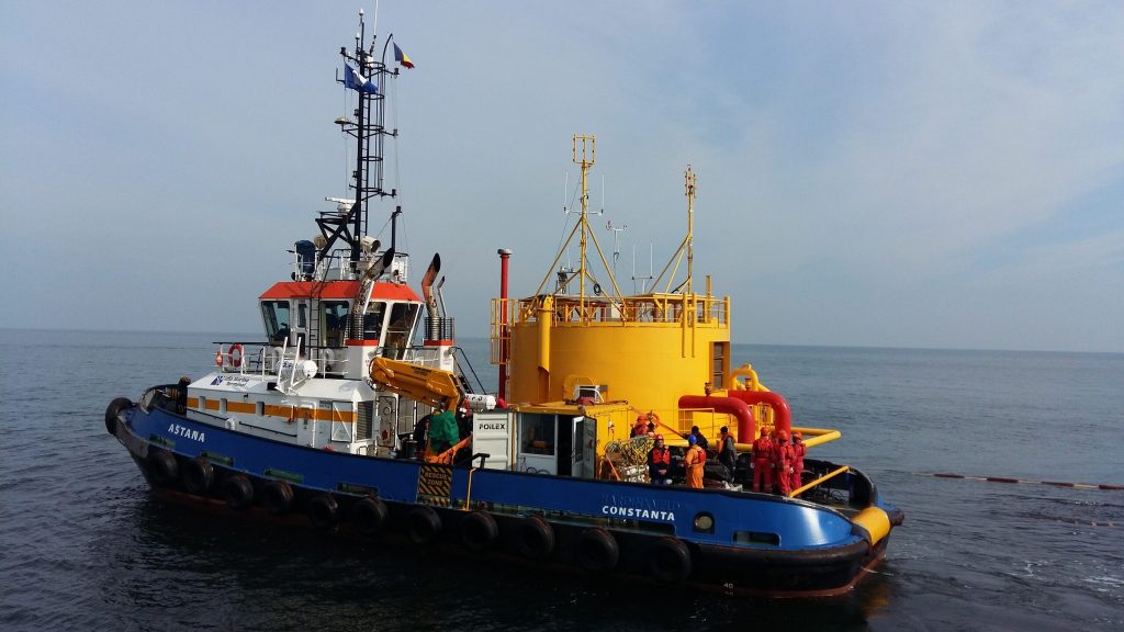 O echipă de scafandri încearcă recuperarea epavei Astana, remorcherul scufundat în martie, în zona portuară Midia / Din 5 marinari, câți erau la bord, 3 încă nu au fost recuperați din adâncuri