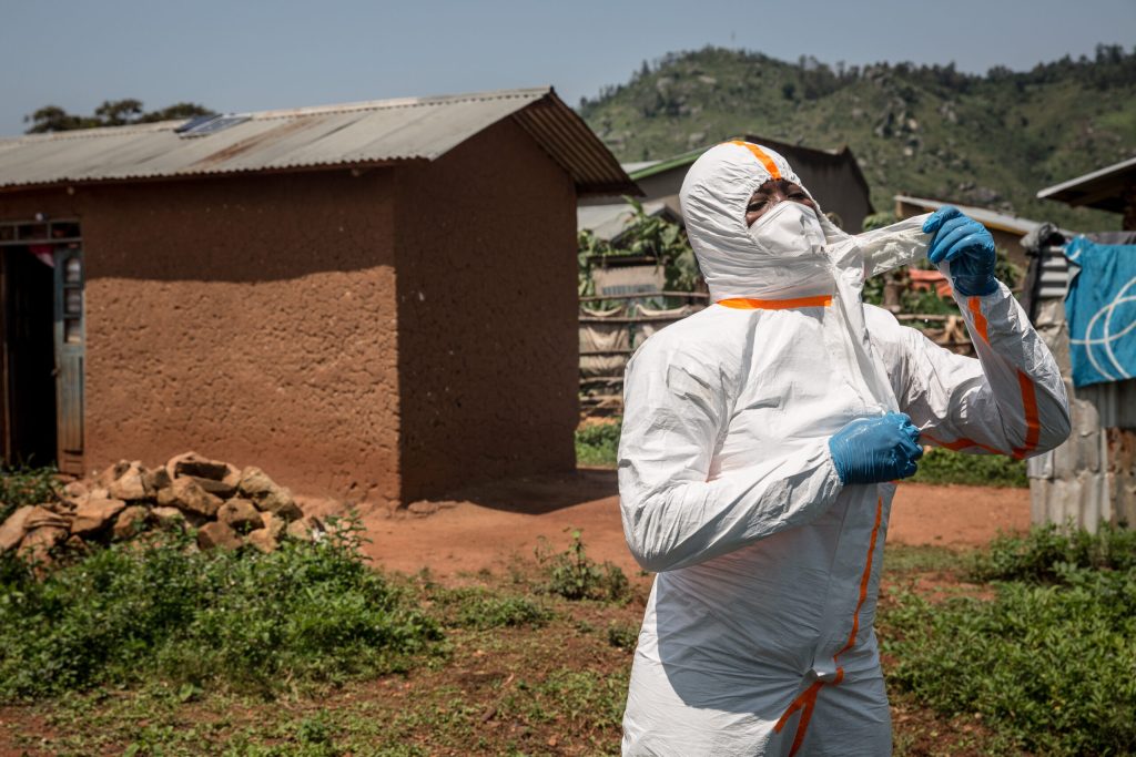 Un medic al OMS avertizează că epidemia de Ebola s-ar putea răspândi mai repede decât se credea inițial