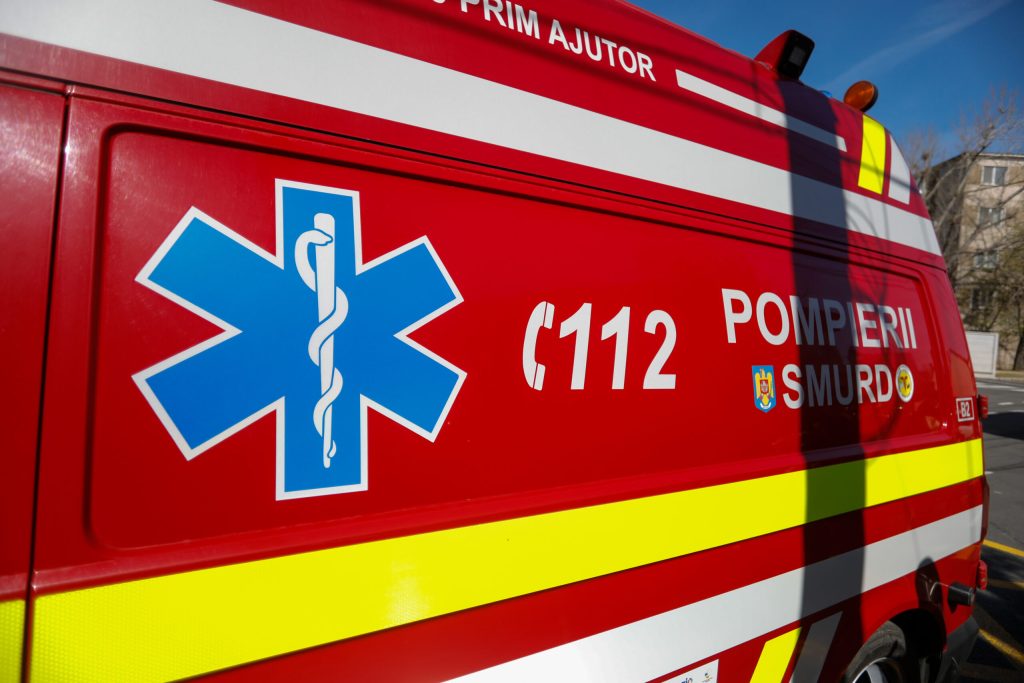 Sibiu: O femeie însărcinată a fost târâtă de cal 300 de metri. Tânăra e în stare critică
